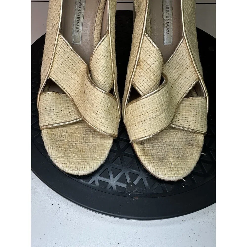Diane von Furstenberg Wedges Peep Toe Heel Wicker Sz 8M